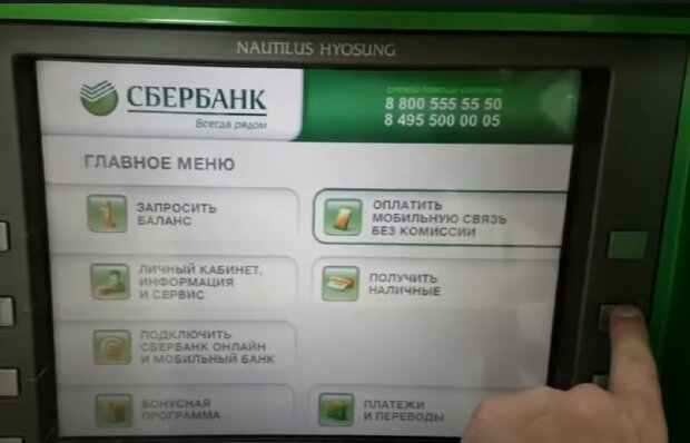 У росії зняти рублі в банкоматі "Сбербанку" стало проблематично - дають тільки працівникам суду: "Вони мене обдурили"