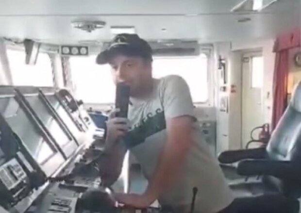 Грузинский балкер отказался заправлять российское судно и отправил его грести веслами: "Русский корабль - иди нах*й"