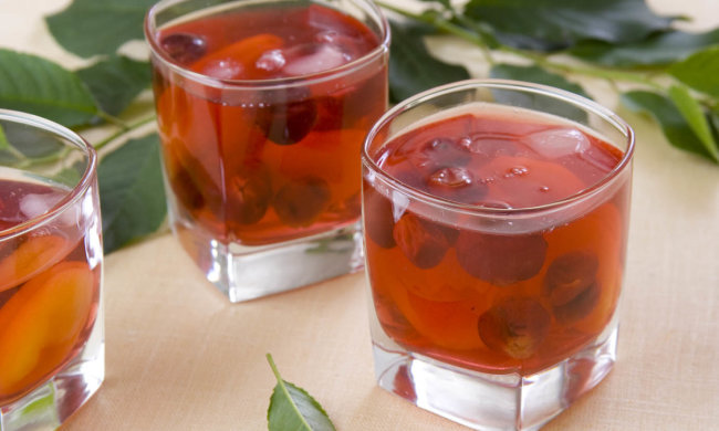 Готуємо компот із чорносливу: відмінний рецепт цікавого напою