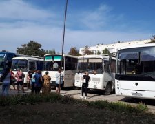 З анексованого Криму тікають останні туристи: "В г*вні не купаємося, у нас катастрофа, до побачення"