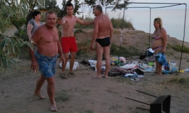 Пьяное "быдло" испакостило крымские пляжи и побило женщину