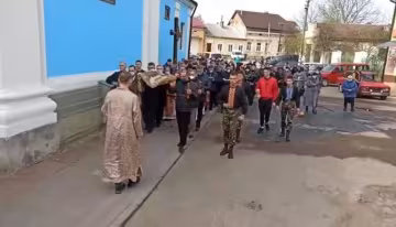 На Львівщині віряни наплювали на карантин і збіглися до церкви - без масок, дистанції і совісті