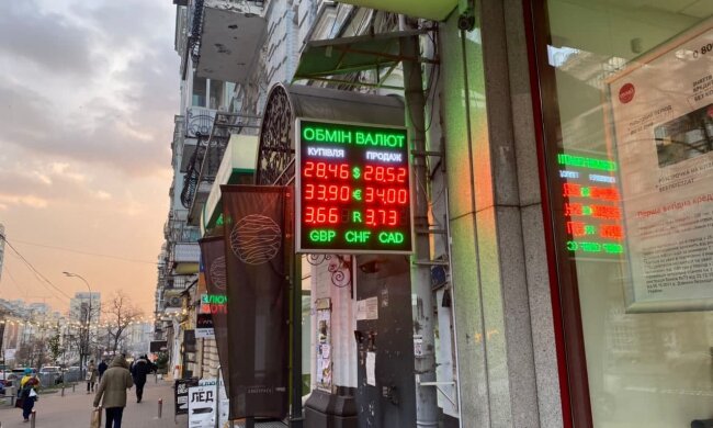 Курс валют в Украине на 6 января опустит доллар и евро на колени