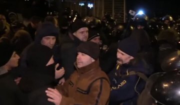 Силовики побили нардепа від "блокадників"