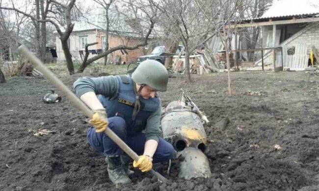 Пожар в Балаклее: саперы взрывают боеприпасы вокруг склада