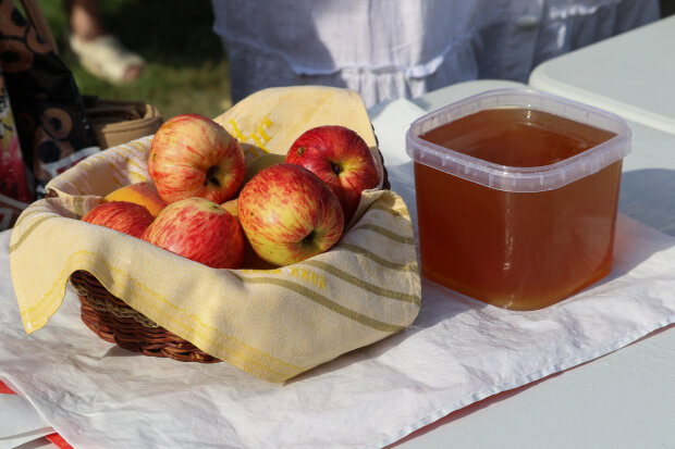 Яблоки и мед, фото: ptoday