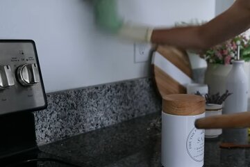 Уборка, кухня, кадр из видео