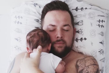 Обманули природу: японские экспериментаторы научили мужчин кормить грудью