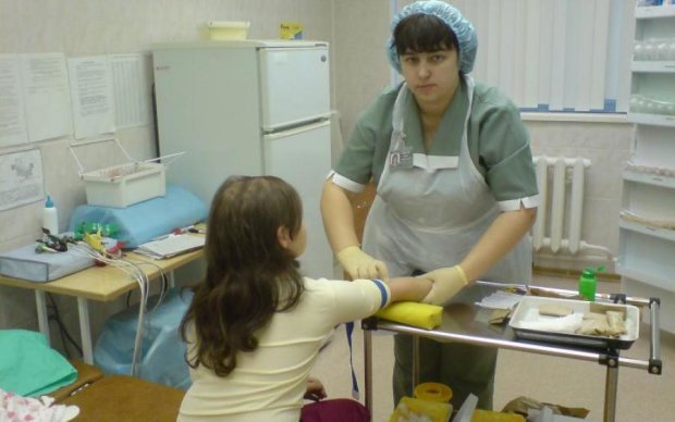 Реформы в действии: украинок с детьми гонят из больниц