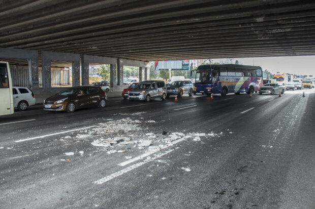 В Киеве кусок моста рухнул прямо на авто: фото