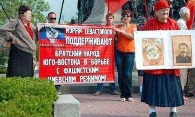 Сотня колаборантів Криму вийшла мітингувати за "незалежність ЛДНР"