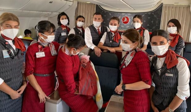 Экипаж самолета с новорожденной. Фото: Anadolu.