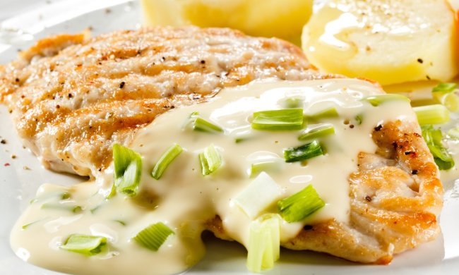 Готовим куриное филе в сырном соусе за несколько минут