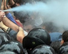 Пенсионеров разогнали слезоточивым газом