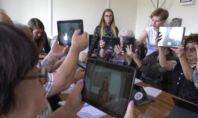 Украинских пенсионеров переводят в интернет: самое главное о новом приложении