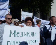 Зарплати українських лікарів легші за бак заправленого КАМАЗу, ось і здоров'я нації