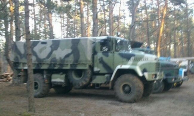 Нацгвардейцы показали, как охраняют янтарные "копанки"