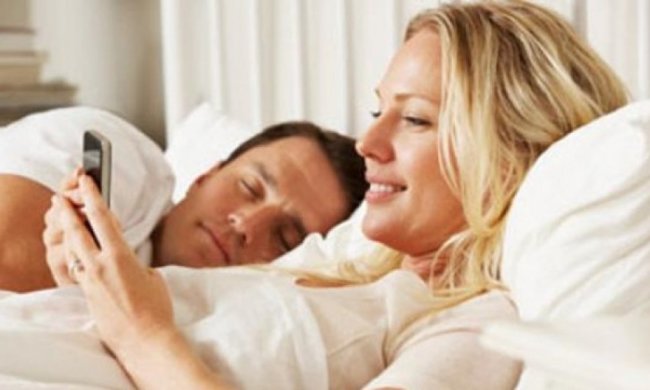 Після сну люди частіше думають про смартфон, ніж про кохання