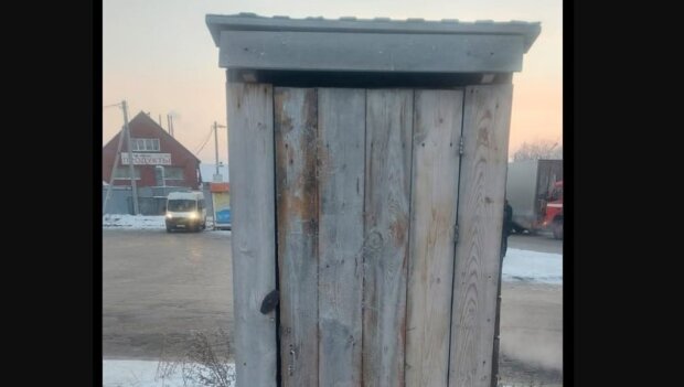 Победы супердержавы: депутат открыла "модернизированный" деревянный туалет и назвала это достойными условиями