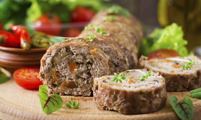 Аппетитный рулет с мясом и грибами на Пасху: запеки и накорми гостей