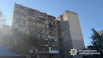 Поврежденный дом в Киеве после российской атаки
