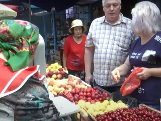 Фрукти на ринку. Фото: скрін youtube