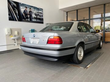 BMW 740i E38, скриншот: YouTube