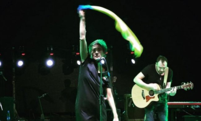 Экс-солист "Агаты Кристи" осудил Земфиру за сине-желтый флаг