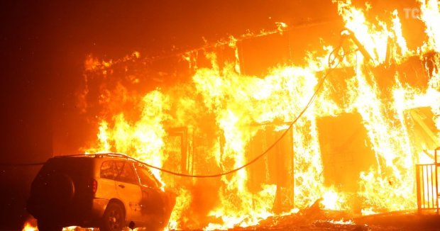 Мощный пожар терзает центр Киева: держитесь подальше от метро