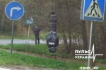 "Інсталяція" з повішеними муляжами, фото Пульс України