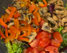 Теплий салат з куркою та овочами: скрін рецепту