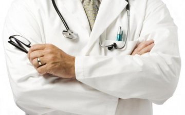 "Перевертні" в халатах: чоловік помер на сходах лікарні
