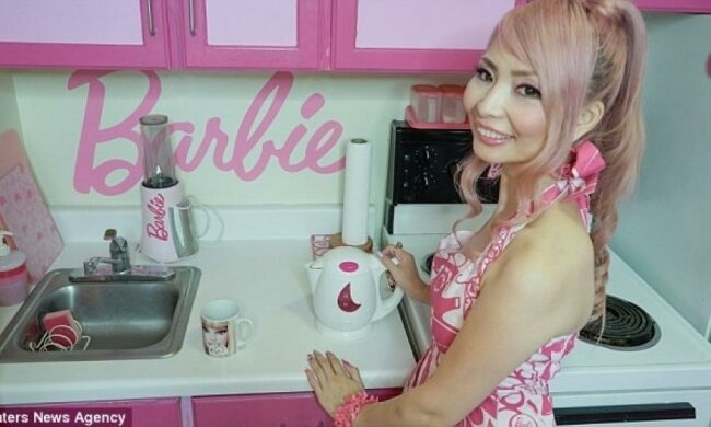 Фанатка Barbie перетворила квартиру у музей бренду