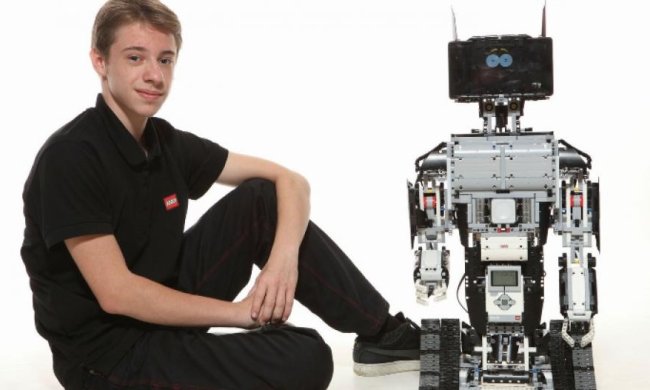 15-річний ужгородець збирає кошти на створення роботів (відео)
