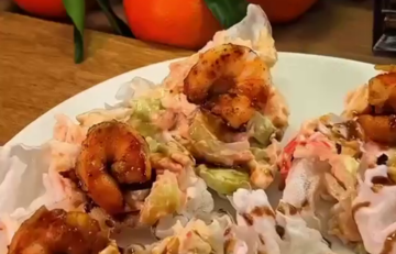 Рулетики с креветками, икрой и огурцом, кадр из видео