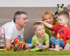 Українських сиріт виховуватимуть "тимчасові" сім'ї