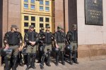 В столичную мэрию прорвались титушки: после побоев и сожжения машины на депутата Киевсовета начали охотиться на работе