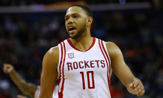 НБА: Мощный данк через руки соперника от Эрика Гордона - лучший момент игрового дня