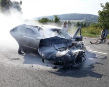 Mercedes влетів у автобус з туристами, є постраждалі