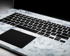 Кричуща розкіш: ноутбук із мармуру із золотим логотипом Apple