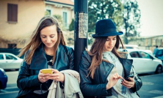 Люди міцно заплуталися в інтернет-мережі