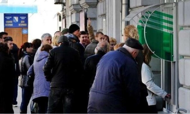 Клієнтам "Ощадбанку" нав'язують карти з кредитним лімітом, відповідь співробітників вражає " Я втомилася"