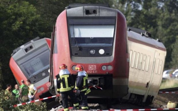 Потяги зіткнулися лоб в лоб: десятки постраждалих благають про допомогу