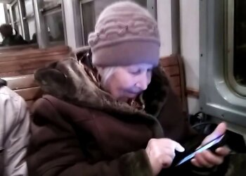 Бабушка со смартфоном, скриншот YouTube