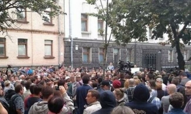  Протестуючі залишилися ночувати у Адміністрації Президента