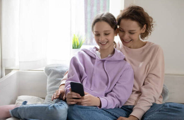 Мама та підліток з телефоном: фото з вільних джерел