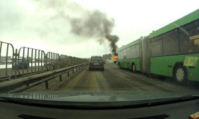 Автобус розірвав легковика, українці згоріли живцем