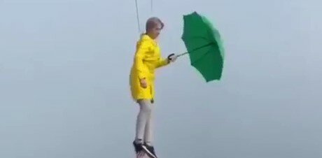 Верещук с зеленым зонтом "взлетела" над Киевом и переплюнула Кличко