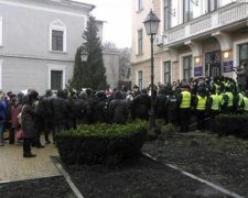 Напали на маленьких деток: взбешенные матери едва не разорвали депутатов