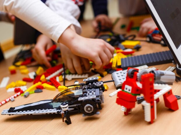 Магнит, держатель для проводов или даже барная стойка: как подарить новую жизнь конструктору LEGO